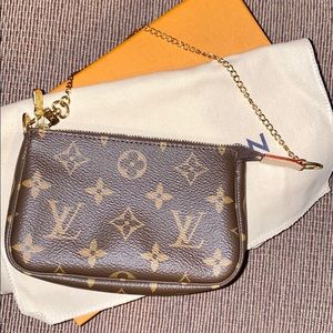 Louis Vuitton monogram mini pochette